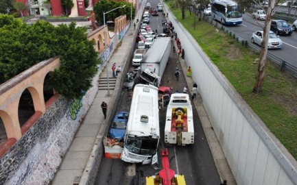 Tráiler provoca carambola de 23 vehículos en Querétaro