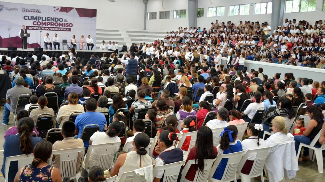 Beca Adrián Oseguera a niños de escasos recursos en Madero