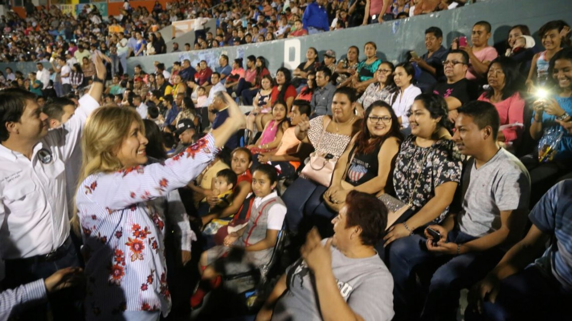 Disfrutan más de 13 mil personas con la Alcaldesa la actuación de la Banda El Recodo