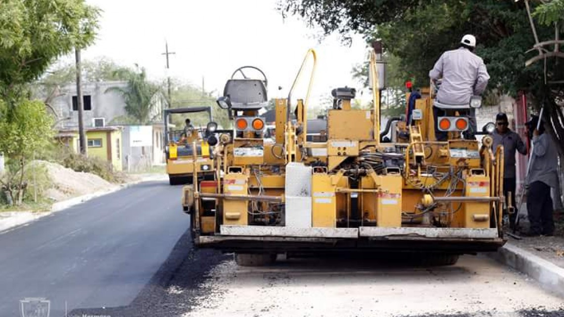 Supervisan obra de pavimentación