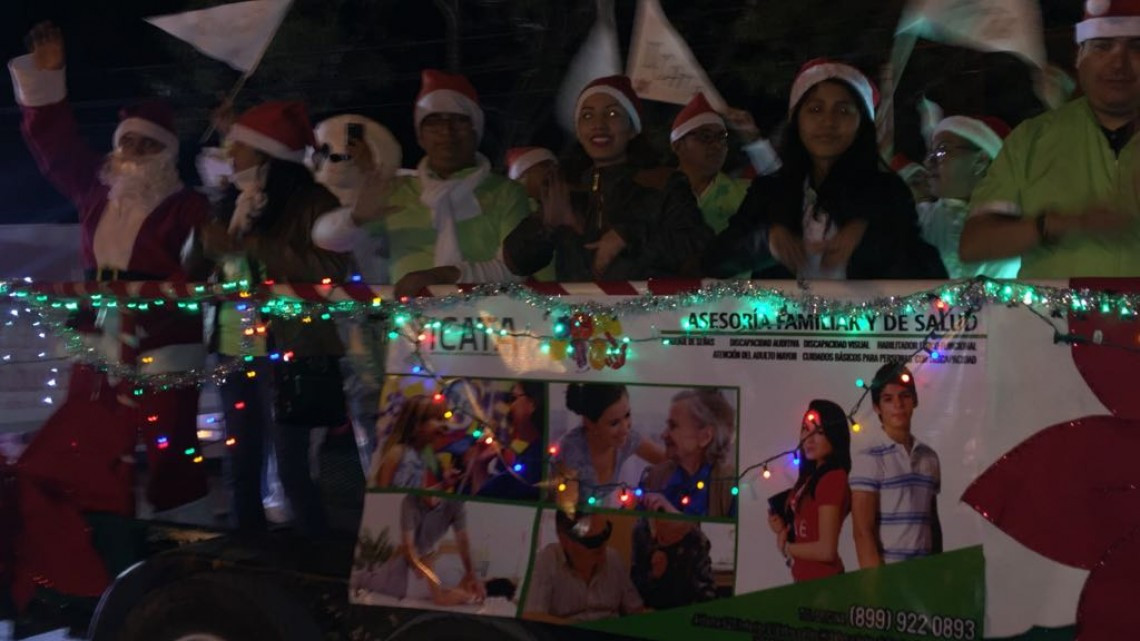 Disfrutan cientos de familias, el Desfile Navideño 2018