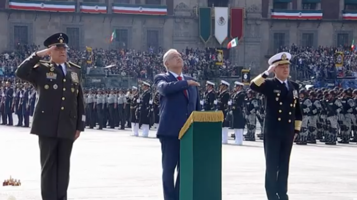 Encabeza AMLO desfile militar por el 212 aniversario de la Independencia de México