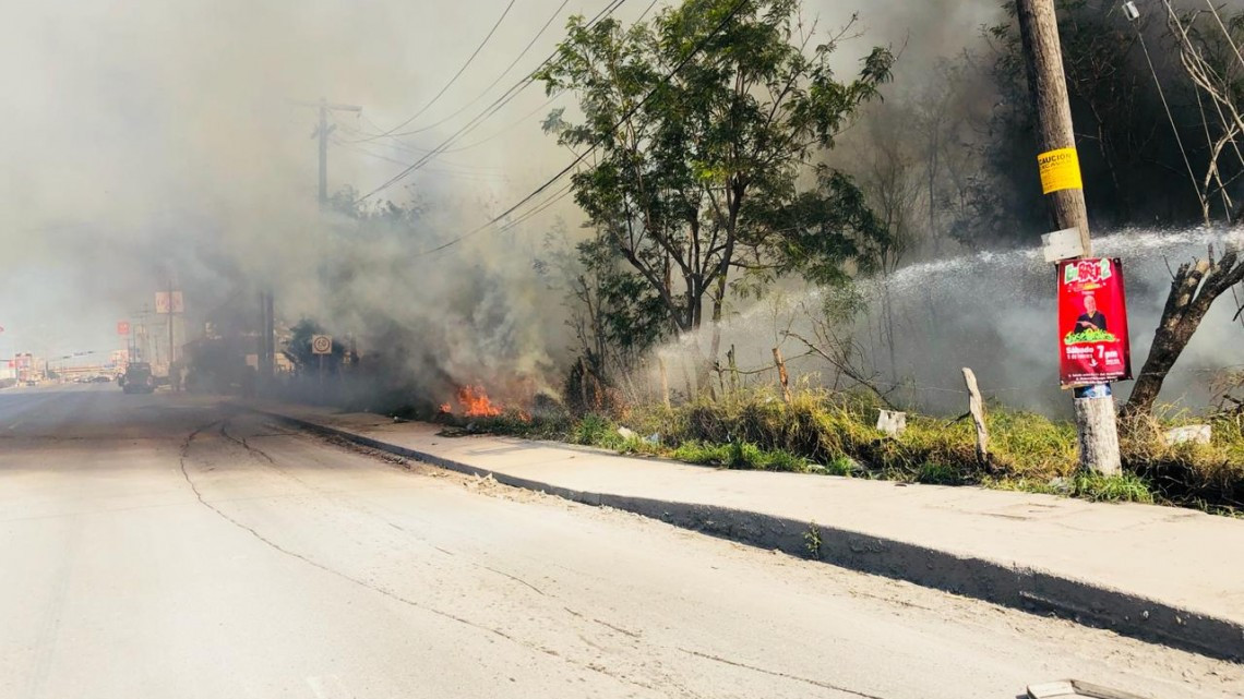 Cierran la Pedro Cárdenas por incendio de zacatal