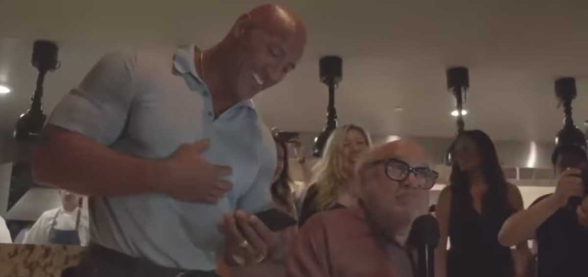 “La Roca” y Devito se cuelan a una boda en Los Cabos