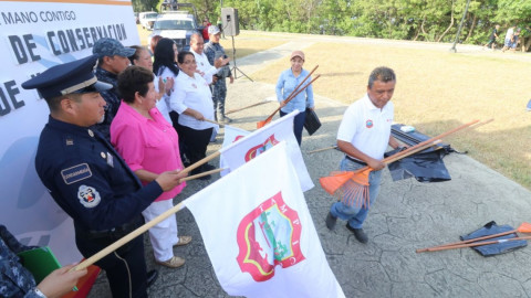 Realizan jornada de limpieza en la margen de la Laguna del Carpintero