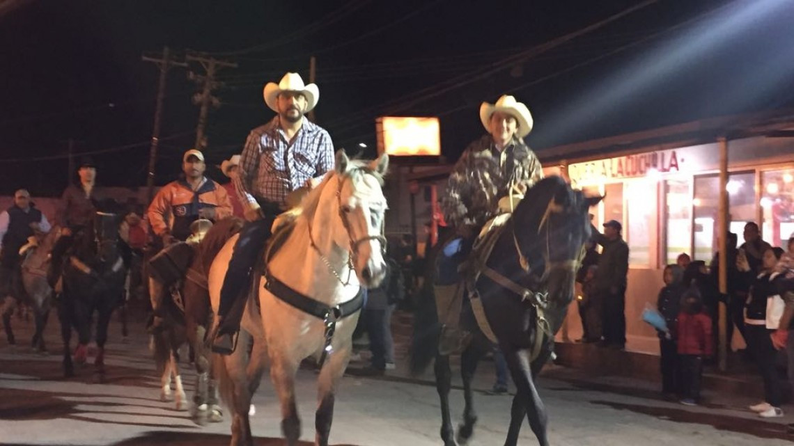 Disfrutan cientos de familias, el Desfile Navideño 2018