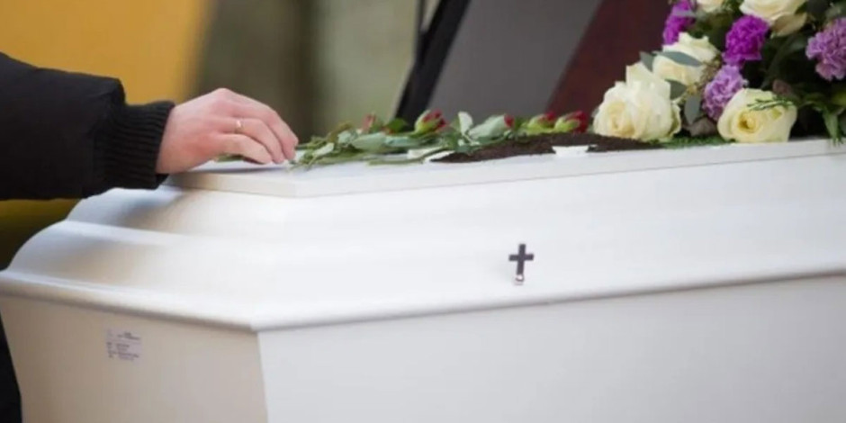 Niña declarada muerta despertó en su propio funeral y murió camino al hospital 