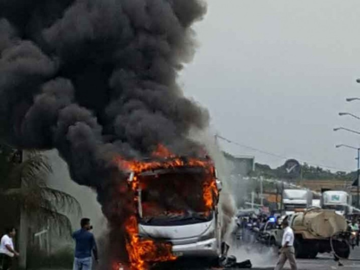 Se incendia autobús con inmigrantes