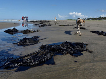 Denuncian nuevo derrame de combustible en la bahía La Ventosa