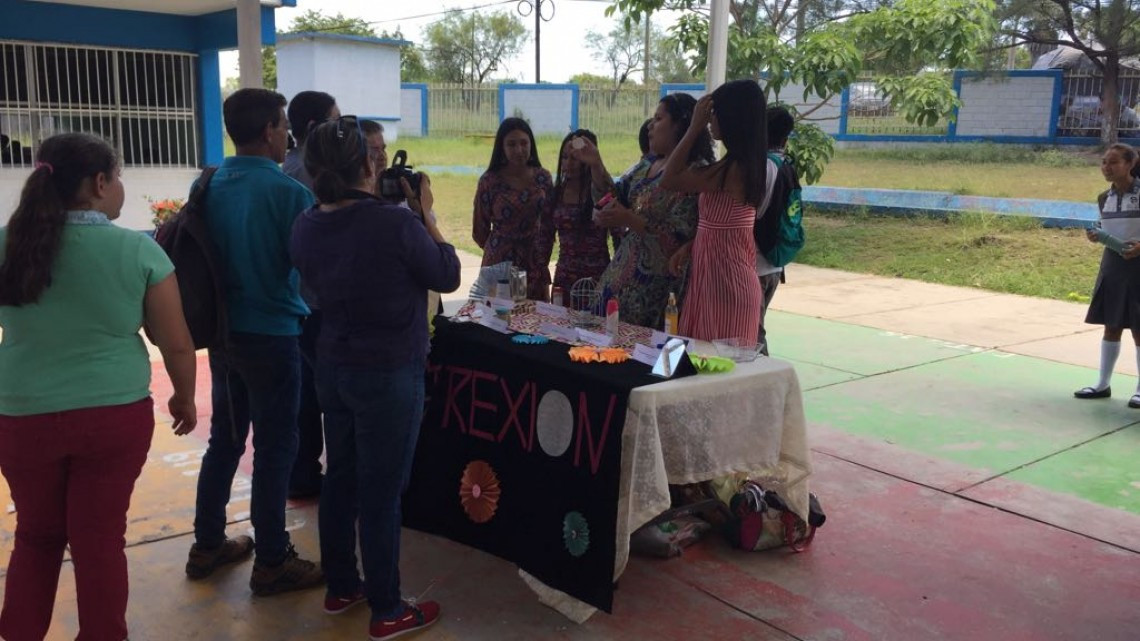 Jóvenes estudiantes aprenden a elaborar productos de limpieza