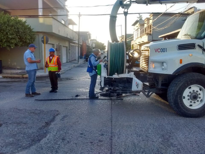 Comapa trabaja con equipo vactor