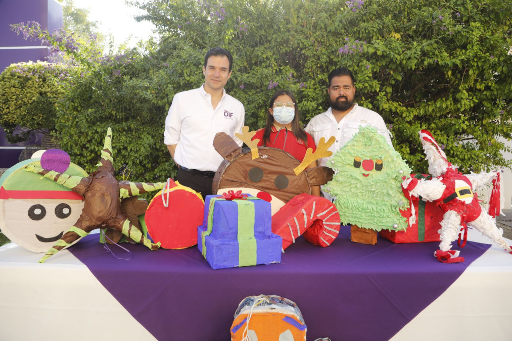 Alumnos de escuela primaria donan piñatas al DIF Tamaulipas