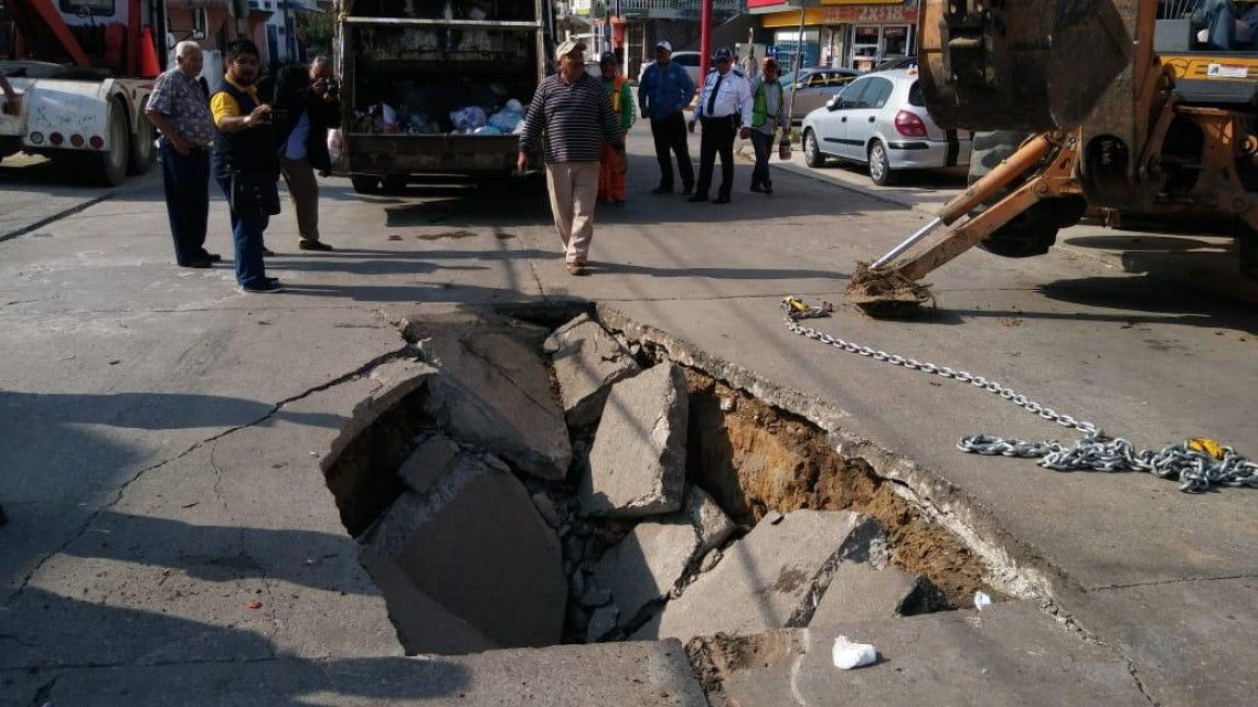 Cae camión de basura en socavón en Ciudad Madero