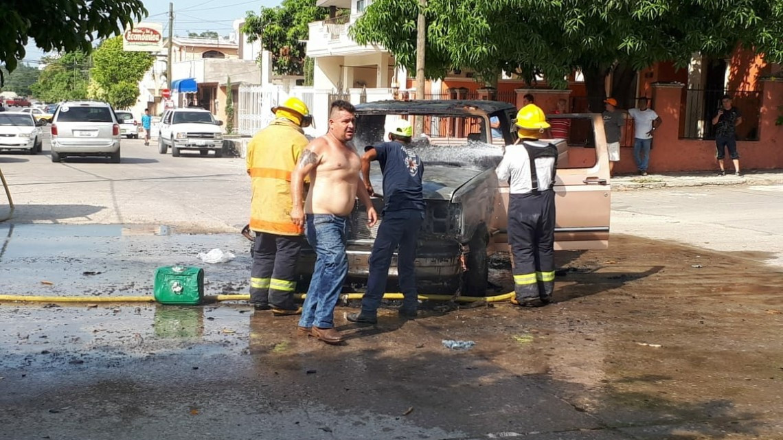 Se incendia camioneta por corto circuito