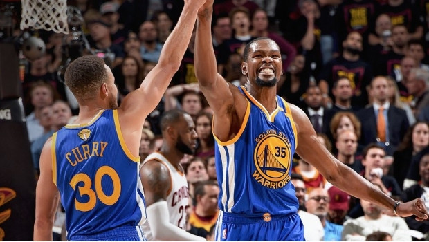 Golden State vence a Cleveland y acaricia el título de la NBA