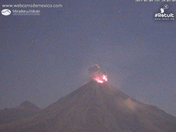 Espectacular exhalación del Volcán de Colima
