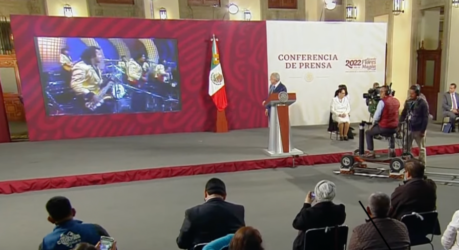 Responde AMLO con canción de Chico Che a reclamo por política energética 