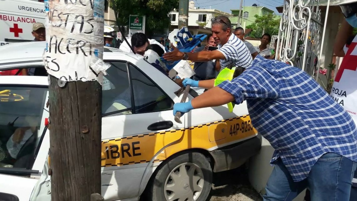Taxista se pasa alto choca y mata a pasajera