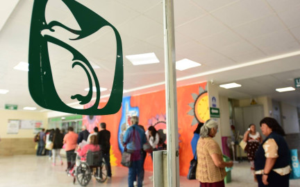 3 de cada 10 mexicanos no cuentan con acceso a servicios de salud: Signos Vitales