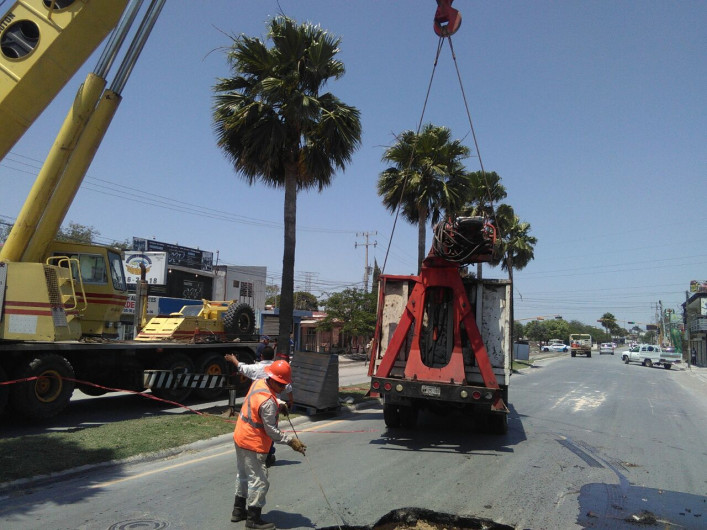 Atiende COMAPA hundimiento en avenida Rodolfo Garza Cantú