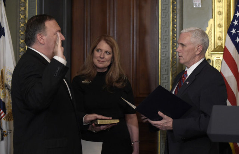 Senado de EU confirma a Mike Pompeo para la CIA