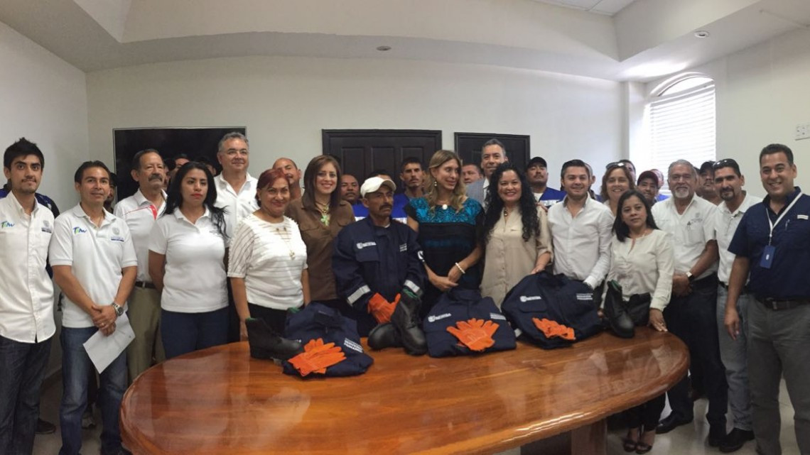 Entrega Maki uniformes nuevos a recolectores de basura