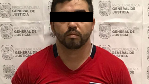 Detienen a hombre con armas y drogas