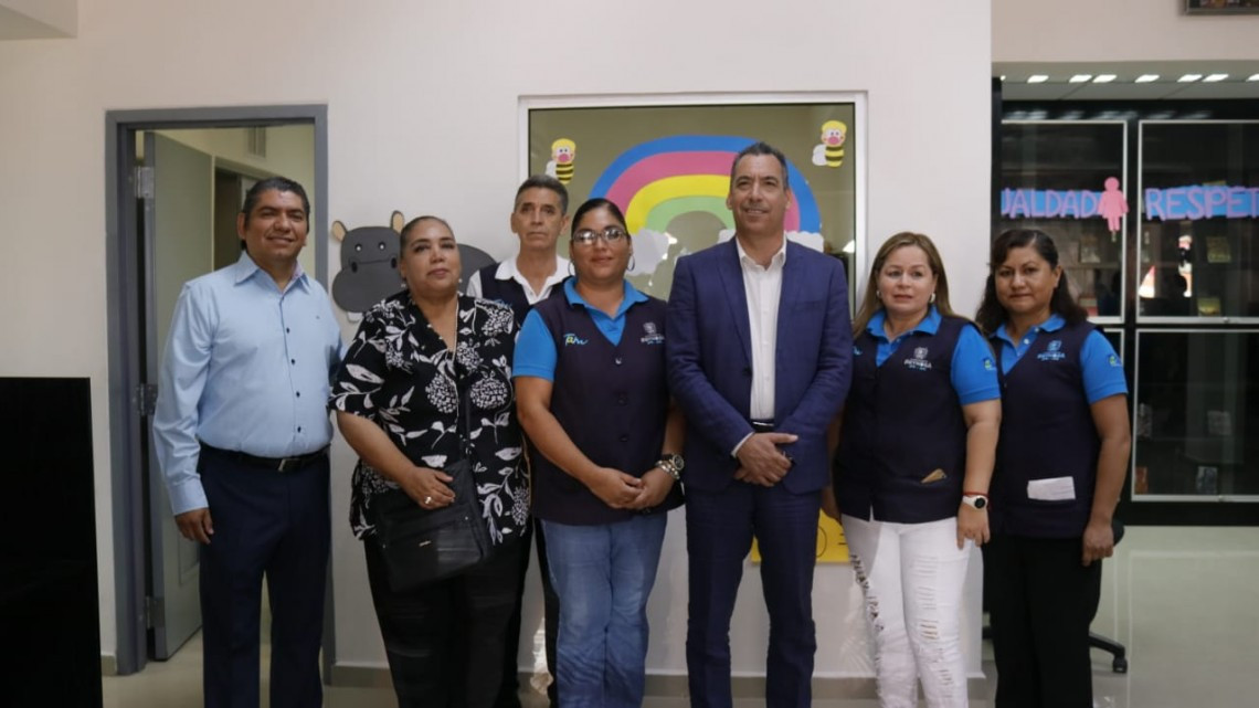 Visita Alcalde a estudiantes que vacacionan en biblioteca