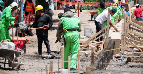 Albañil descubre que su papá es millonario y lo demanda