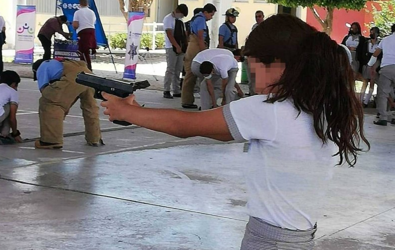 Alumnos de secundaria en Guanajuato reciben "orientación sobre el sistema de emergencia 911" con armas de fuego reales 