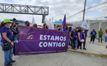 Simpatizantes de Bronco se manifiestan frente a penal de Apodaca