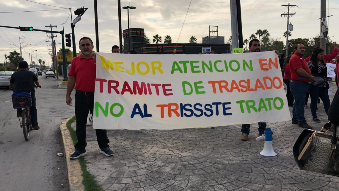 Se manifiestan maestros afuera del ISSSTE Matamoros 