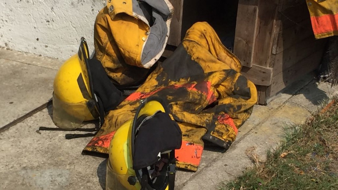 Dantescos incendios dañan equipo de cuerpos de emergencia