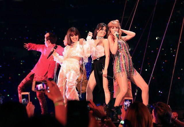 Taylor Swift, Camila Cabello y Charli XCX hacen 'explotar' Arizona
