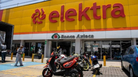 Mujer embarga tienda Elektra tras ganar demanda