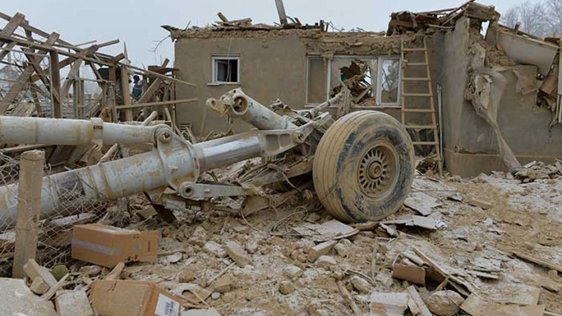 Avión de carga cae en un pueblo en Kirguistán; al menos 37 muertos