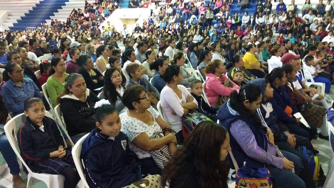 Entrega ayuntamiento 656 becas a alumnos destacados