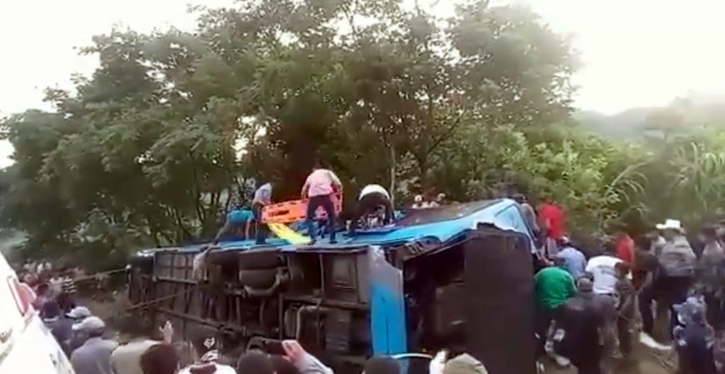 Mueren nueve peregrinos tras volcadura de camión en Chiapas