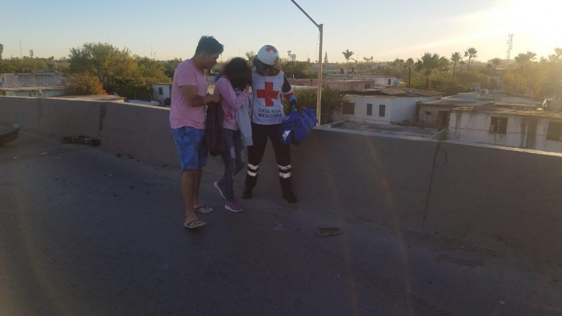 Vuelca camioneta en puente Roberto Guerra