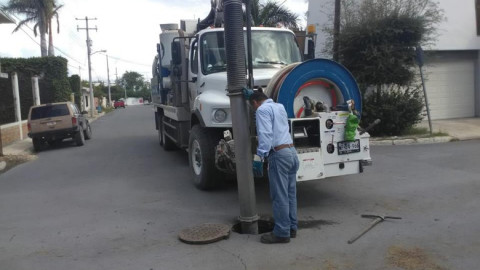 Comapa trabaja con equipo vactor