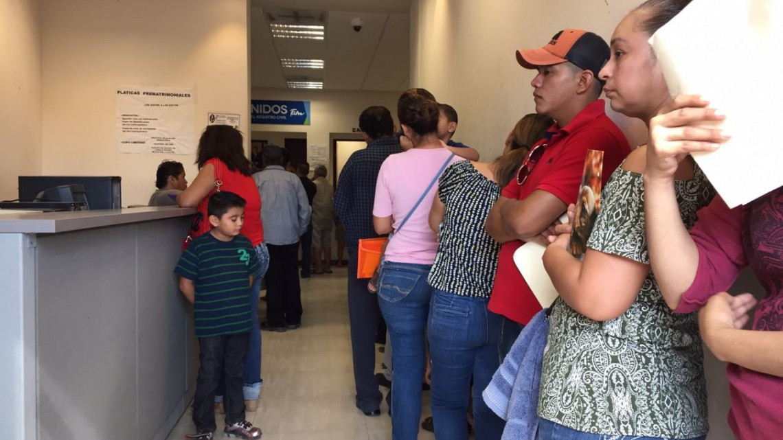 Largas filas en el registro civil provocan enojo entre ciudadanos