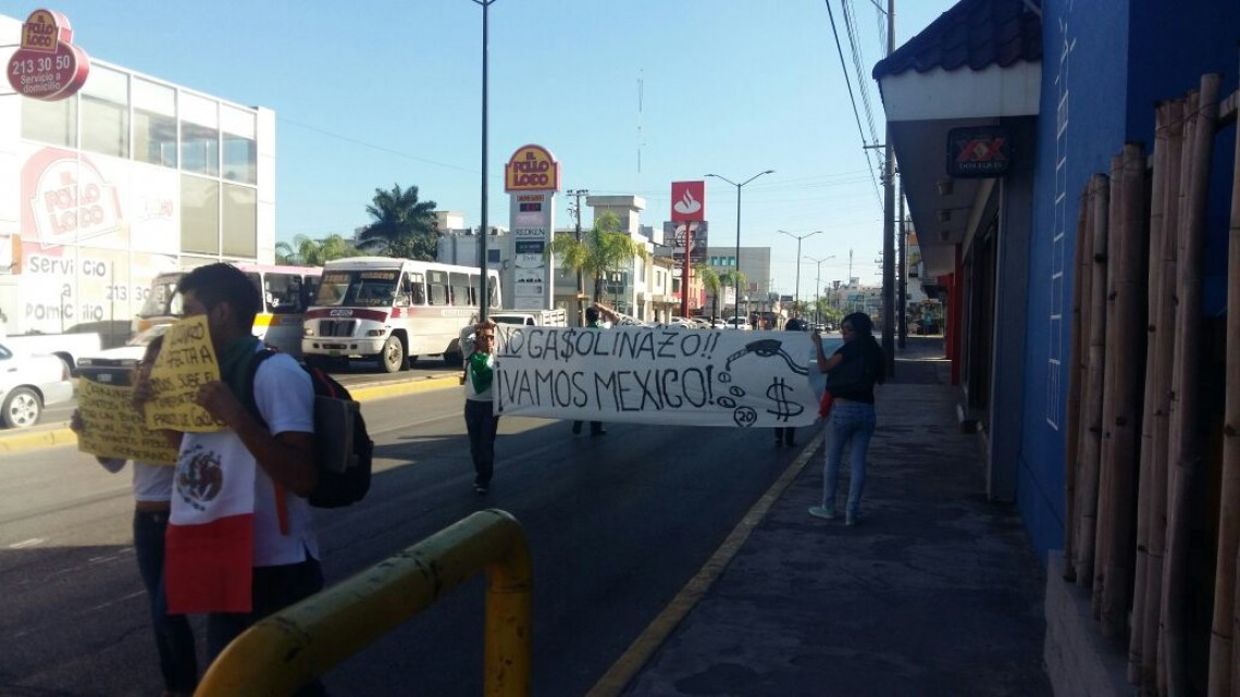 Jóvenes protestan en contra del gasolinazo 