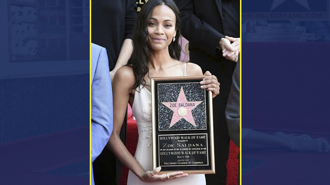 Zoe Saldaña recibe su estrella en el Paseo de la Fama de Hollywood 