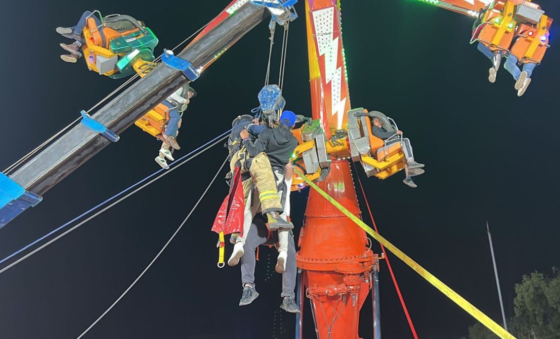 Rescatan a 24 personas de rueda de la fortuna en Estado de México