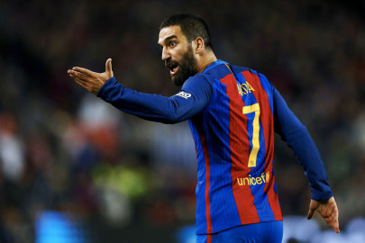 Arda Turan insulta y agrede a periodista en concentración con Turquía