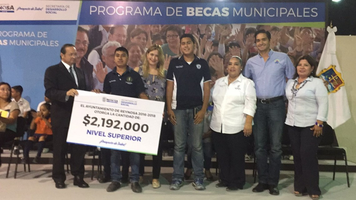 Encabeza Maki Ortiz entrega de 7 mil becas municipales   