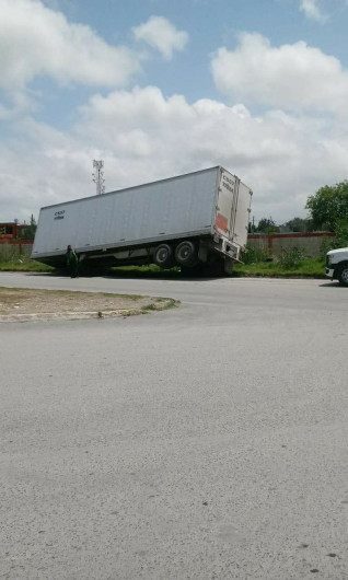 Se hunde caja de tráiler en la Av. Cantinflas