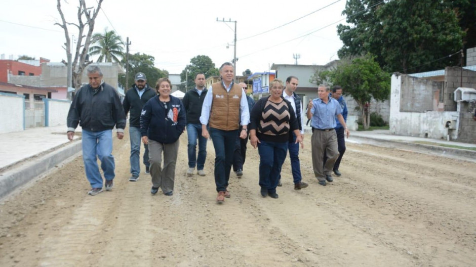 Inicia Chucho Nader la pavimentación de una nueva calle en la colonia México