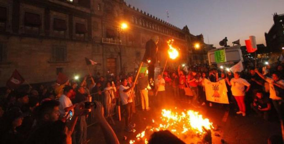 Manifestantes incendian piñatas de Peña Nieto y Trump en el Zócalo
