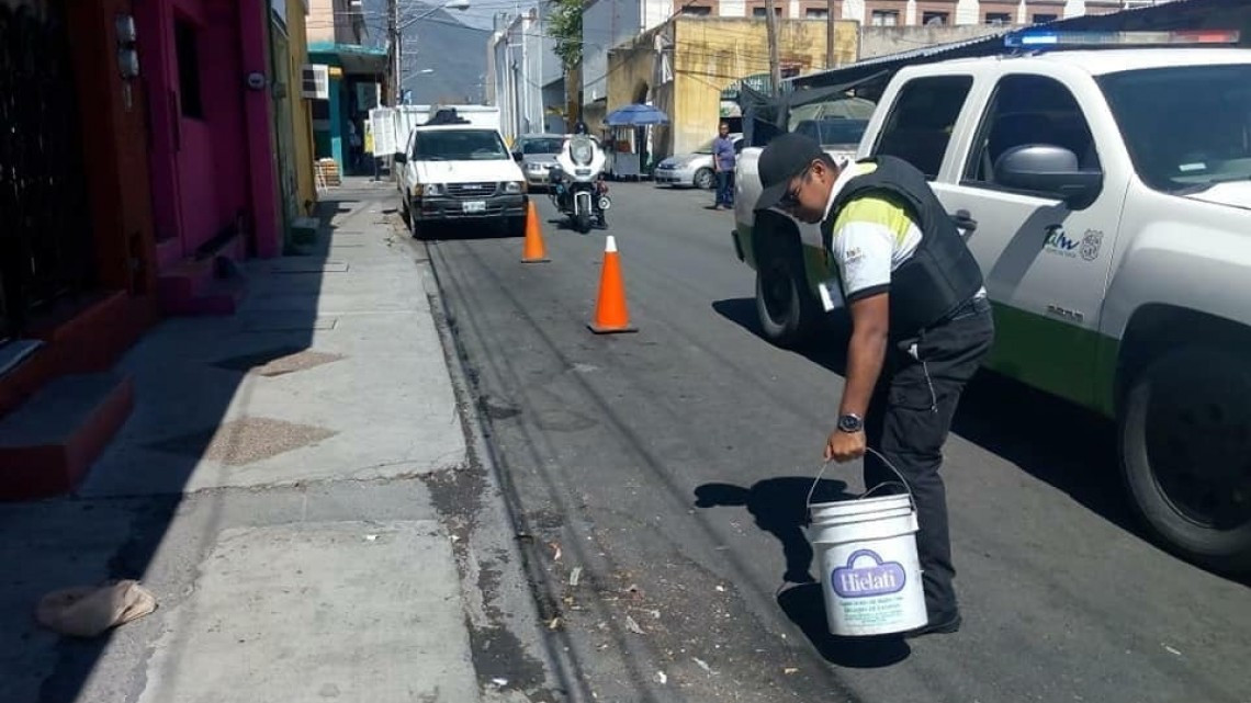 Retira tránsito objetos para separar estacionamientos